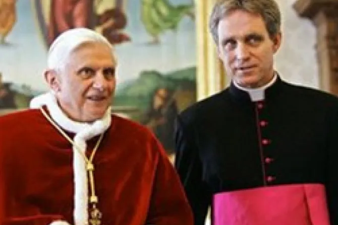 Secretario de Benedicto XVI explica que el Papa no puede donar sus órganos