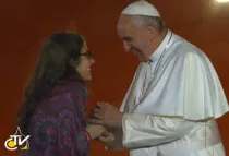 El Papa conversa con joven en Brasil 
