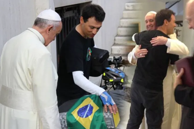 El Papa abraza a joven brasileño que viaja por el mundo en bicicleta