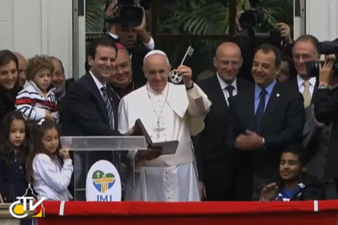Francisco recibe las llaves de Río de Janeiro y bendice la bandera olímpica