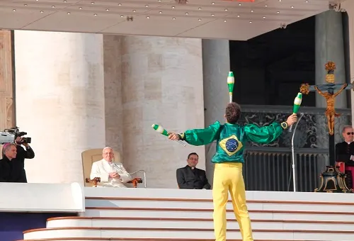 Rogerio Piva actuando frente al Papa Francisco. Foto: ACI Prensa?w=200&h=150