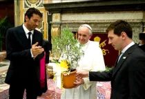 Gianluigi Buffon, el Papa Francisco y Lionel Messi (foto News.va)
