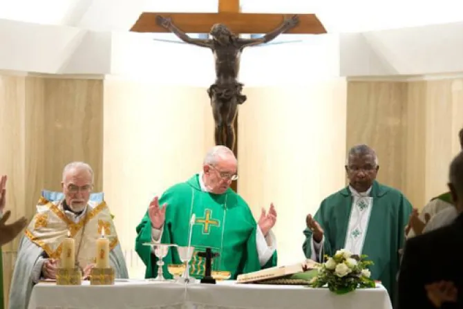 El Papa vuelve a celebrar Misa en español a tres meses de su elección