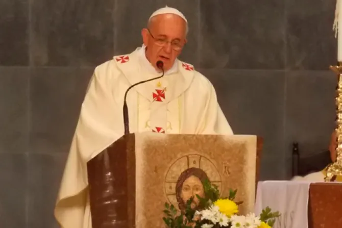 El Papa: Confiemos en las manos de Dios como un niño se confía en las manos de papá