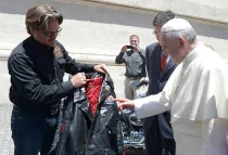 El Papa Francisco recibiendo los obsequios del miércoles