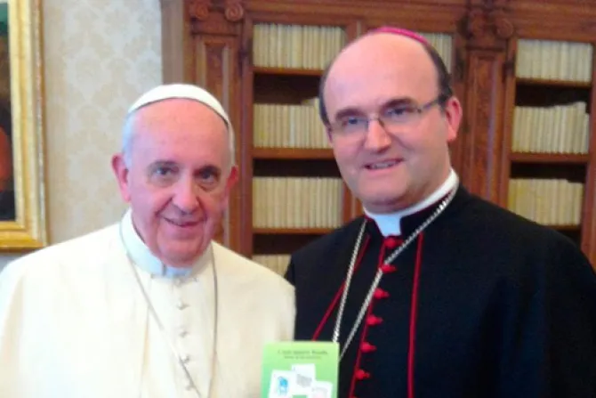 Papa Francisco a Obispo español: "Avanti con Twitter y Facebook"