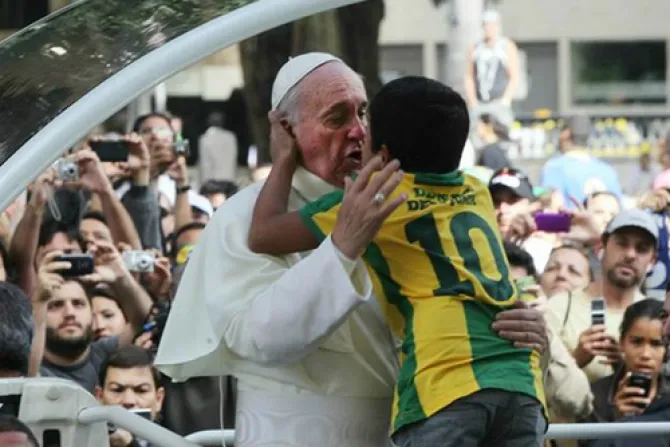 Niño que hizo llorar al Papa en Brasil recibido como “héroe” de vuelta al colegio