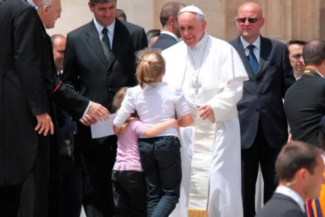 Emotivo encuentro del Papa con 50 niñas enfermas: Las bendice y saluda una por una
