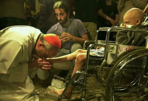 El entonces Cardenal Bergoglio, ahora Papa Francisco, lava los pies a un pequeño en silla de ruedas?w=200&h=150