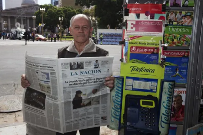 Francisco llama y sorprende a su vendedor de periódico en Buenos Aires