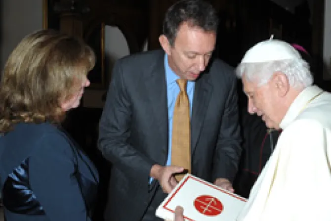 AIS obsequia libro al Papa Benedicto XVI con miles de oraciones por él