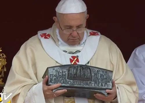 Papa Francisco sosteniendo las reliquias de San Pedro. Imagen: Captura Youtube?w=200&h=150
