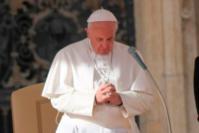 Papa Francisco reza por víctimas de incendio en barrio argentino de Barracas