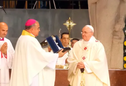 Durante la JMJ, el Arzobispo de Río le regaló un cáliz al Papa en la Misa con los obispos y sacerdotes en la catedral local (foto ACI Prensa)?w=200&h=150