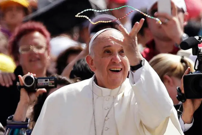 El Papa atrapa al vuelo un rosario en San Pedro