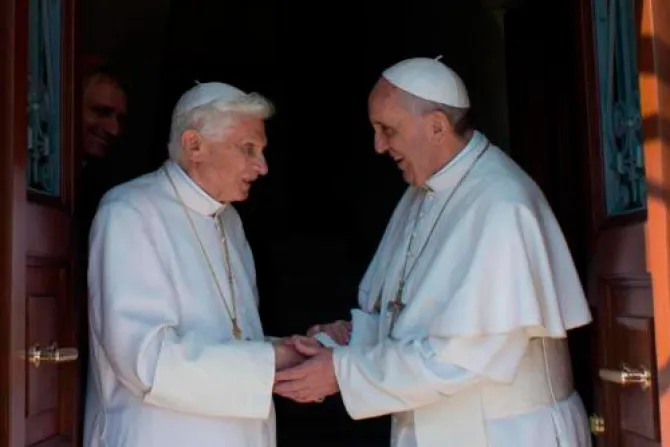Benedicto XVI no está "celoso" de popularidad del Papa Francisco, dice secretario personal