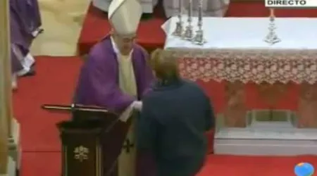 VIDEO: ¿Quién es el sacerdote que el Papa saludó ayer antes de Misa?