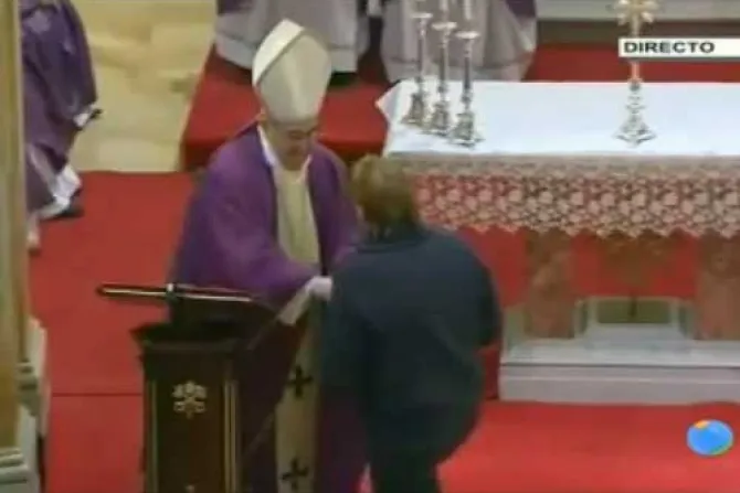 VIDEO: ¿Quién es el sacerdote que el Papa saludó ayer antes de Misa?
