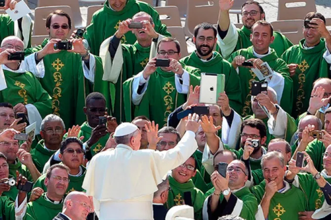 El Papa pide religiosos "con corazón tierno y no ácido como el vinagre"
