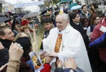 El entonces Cardenal Jorge Mario Bergoglio en la fiesta de San Cayetano en Argentina (foto AICA)