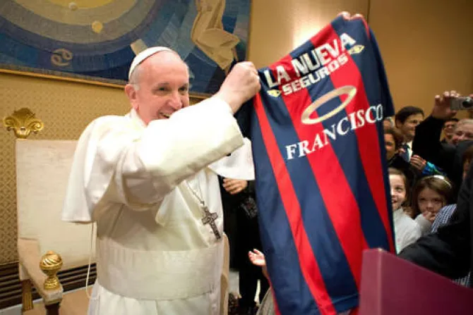 El Papa Francisco paga "religiosamente" su cuota de socio del club San Lorenzo