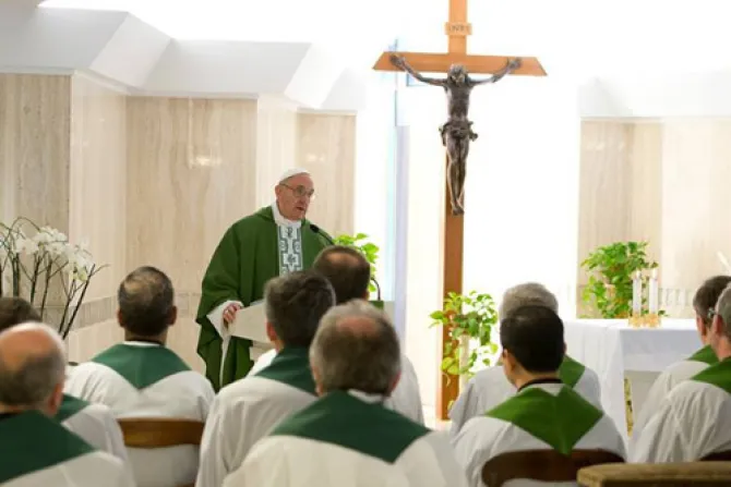 Tentación del triunfalismo detiene a la Iglesia, advierte el Papa