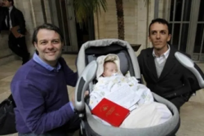 Bebé es registrado legalmente con dos papás
