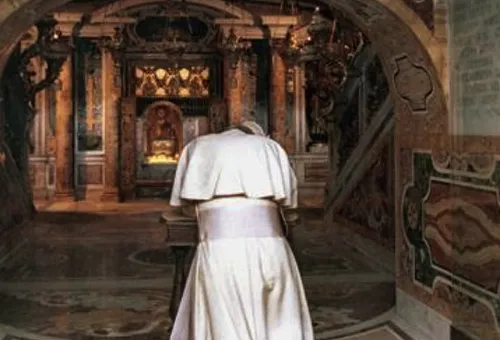 Papa Francisco reza ante tumba de San Pedro. Foto: News.va?w=200&h=150