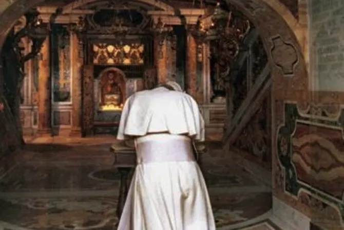 El Papa reza hoy ante la tumba de San Pedro