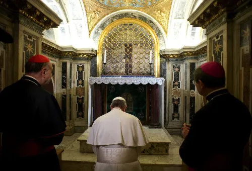 Papa Francisco en visita a la tumba de San Pedro. Foto: News.va?w=200&h=150