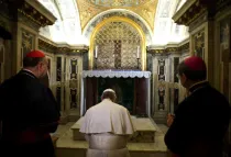 Papa Francisco en visita a la tumba de San Pedro. Foto: News.va