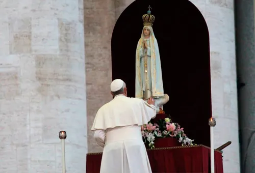 Papa Francisco y la imagen original de la Virgen de Fátima en la Plaza de San Pedro. Foto: ACI Prensa