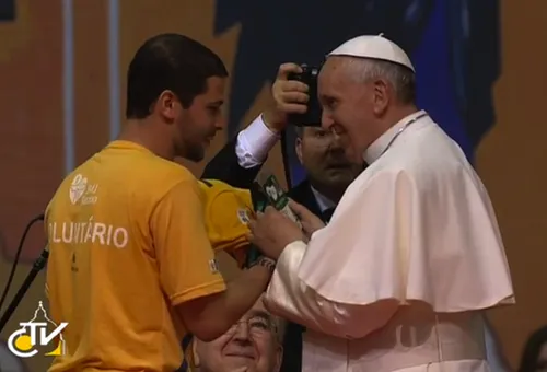 El Papa recibe carné y polo de voluntario JMJ Río 2013?w=200&h=150