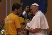 El Papa recibe carné y polo de voluntario JMJ Río 2013