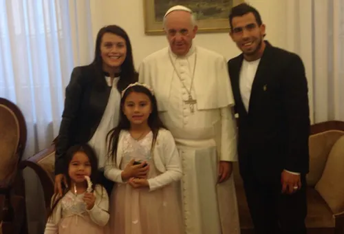 Carlos Tévez y a su familia junto al Papa Francisco. Foto: Twitter / @carlitos3210?w=200&h=150