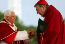 Benedicto XVI saluda al Cardenal George Pell