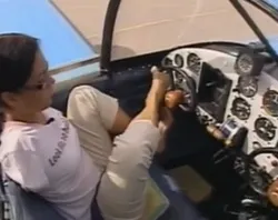 Jessica Cox piloteando su avión (foto Youtube)?w=200&h=150