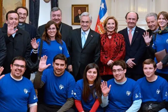 Presidente de Chile recibe y alienta a jóvenes que irán a JMJ Río 2013