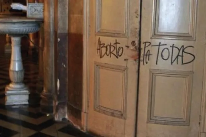 Masivo repudio a profanación de Catedral de Santiago de Chile en redes sociales