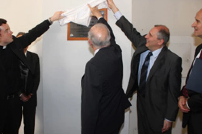 Develan placa en museo del Holocausto dedicada a Juan Pablo II