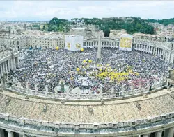 La multitud que se dio cita en la Plaza de San Pedro para respaldar al Papa Benedicto (foto L'Osservatore Romano)?w=200&h=150
