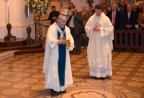 Mons. Poli echa agua bendita en los lugares profanados (foto AICA)