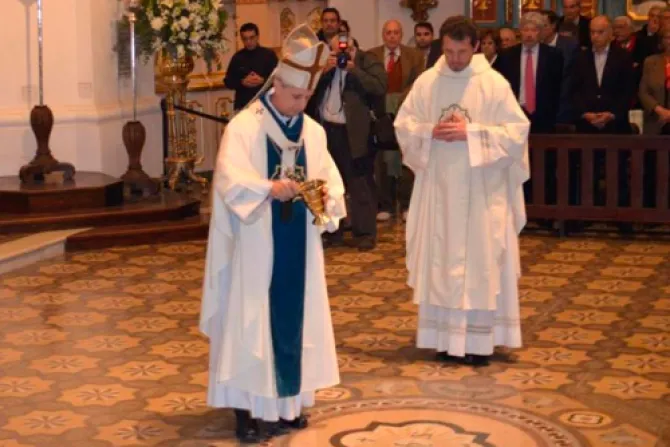 En Misa de desagravio Mons. Poli lamenta ensañamiento con el altar en iglesia de Buenos Aires