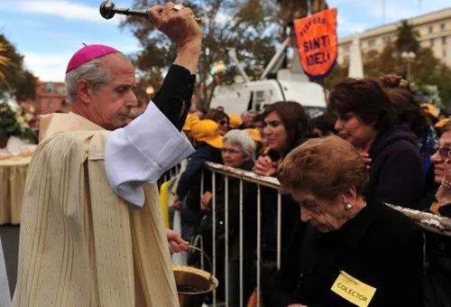 Mons. Mario Aurelio Poli bendice a los fieles en la fiesta de San Cayetano (foto AICA)?w=200&h=150