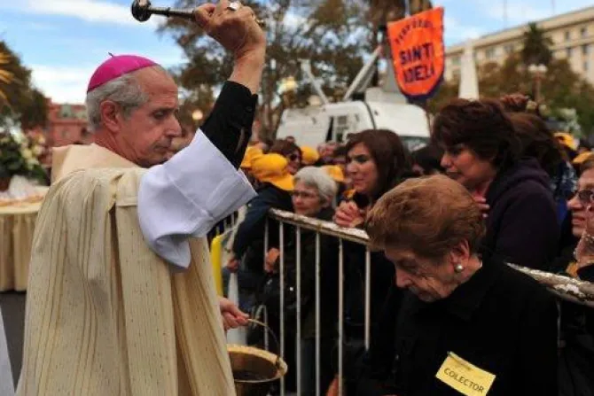 Arzobispo de Buenos Aires reza por víctimas de Rosario y pide estar en pie ante las dificultades