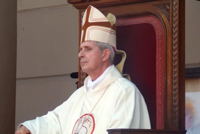 Arzobispo de Buenos Aires rechaza manipulación de imagen del Papa en Argentina