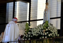 El Cardenal Policarpo consagrada el pontificado del Papa Francisco a la VIrgen de Fu00e1tima en Portugal