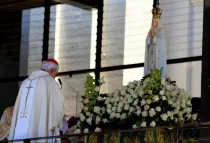 El Cardenal Policarpo consagrada el pontificado del Papa Francisco a la VIrgen de Fátima en Portugal