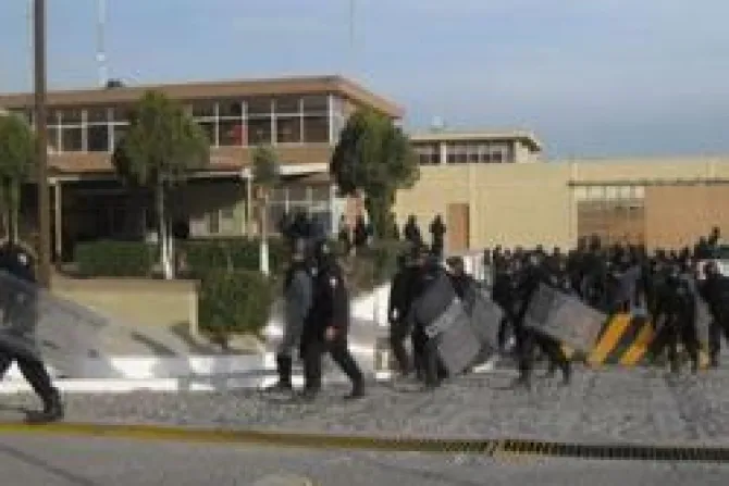 Policsa profana Eucaristía en capilla de cárcel de Saltillo en México
