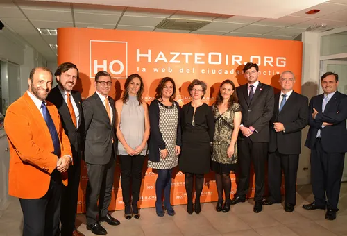 Premiados junto a miembros de HazteOír. Foto: HazteOir.org (CC BY-NC-ND 2.0)?w=200&h=150